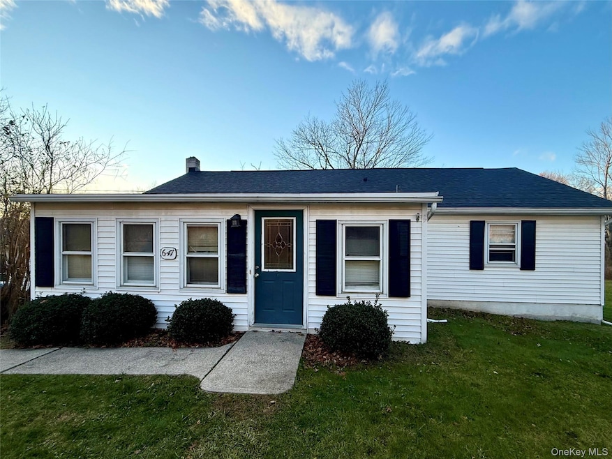 647 S Drury Ln, Rock Tavern, NY 12575 - photo 1