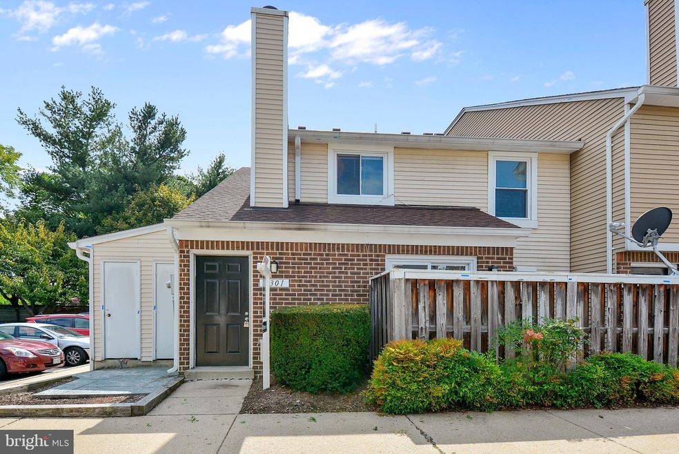 4301 Pembrook Village Dr unit 8, Alexandria, VA 22309 - photo 1