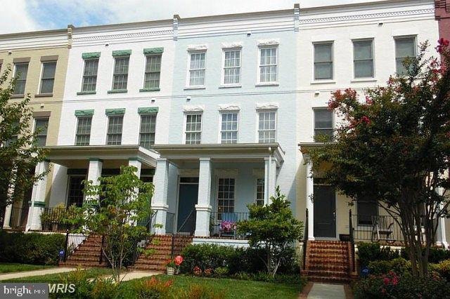 Sold $1,155,000 • Co-Listing Agent