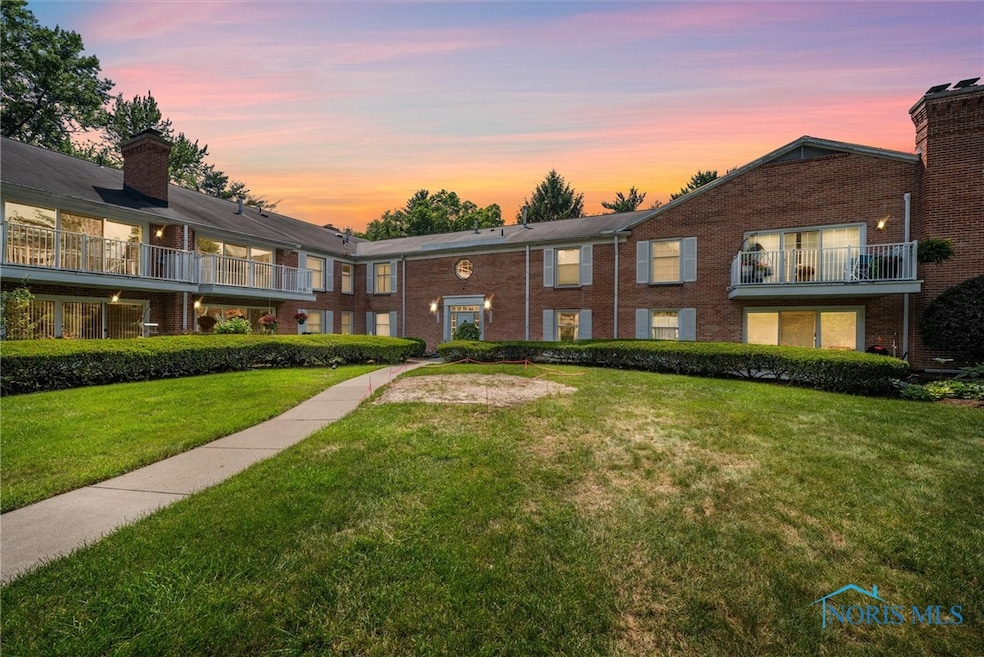 Welcome to Versailles! 5679 Monroe St. Unit 118