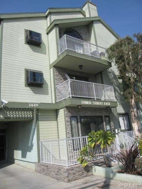 Attractive building just a 4 blocks to the beach!