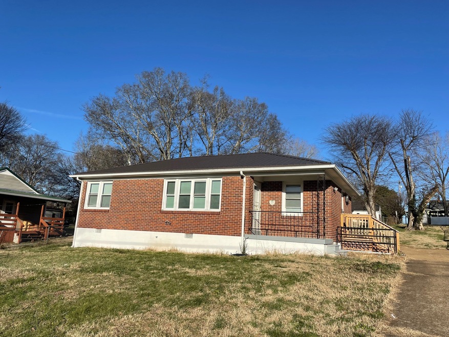 704 Poplar St, Columbia, TN 38401 - photo 1