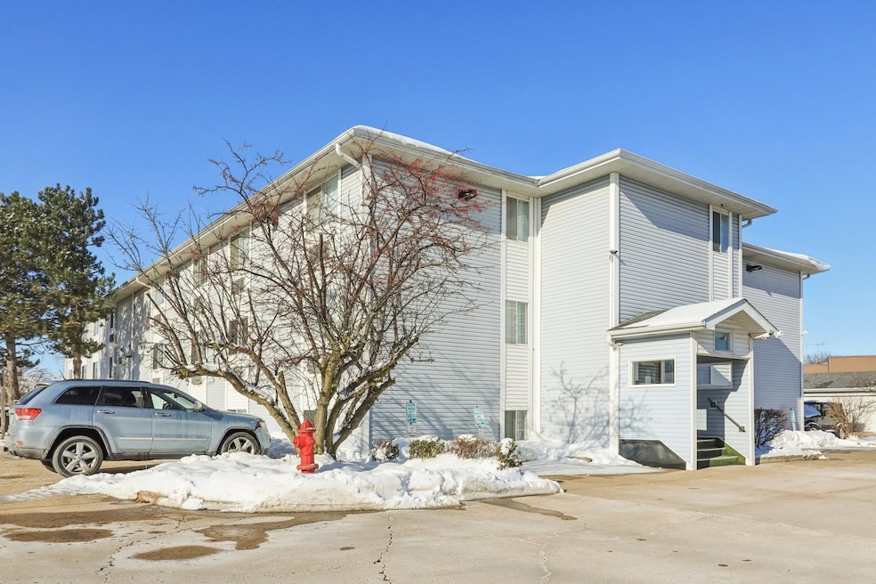 3170 W Monroe St unit 311, Waukegan, IL 60085 - photo 1
