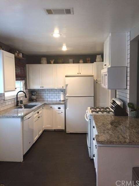 Beautiful kitchen with granite counter tops, new c