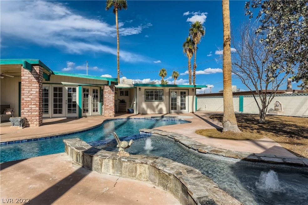 40 ft long & 9ft deep heated pool & spa with fount