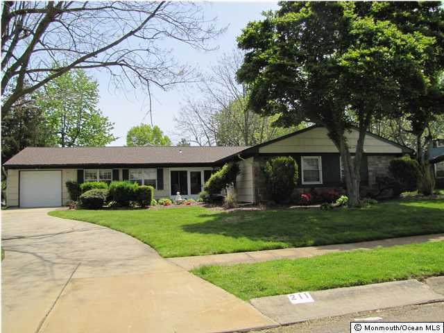 211 Deerfield Ln, Matawan, NJ 07747 - photo 1