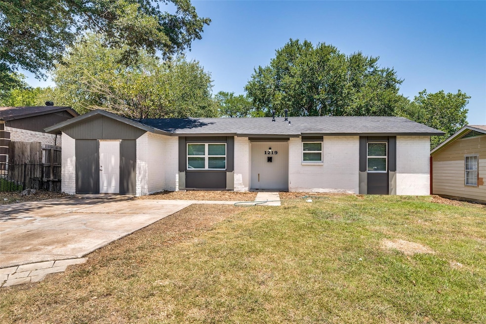 1219 Briarwood Dr, Mesquite, TX 75149 - photo 1