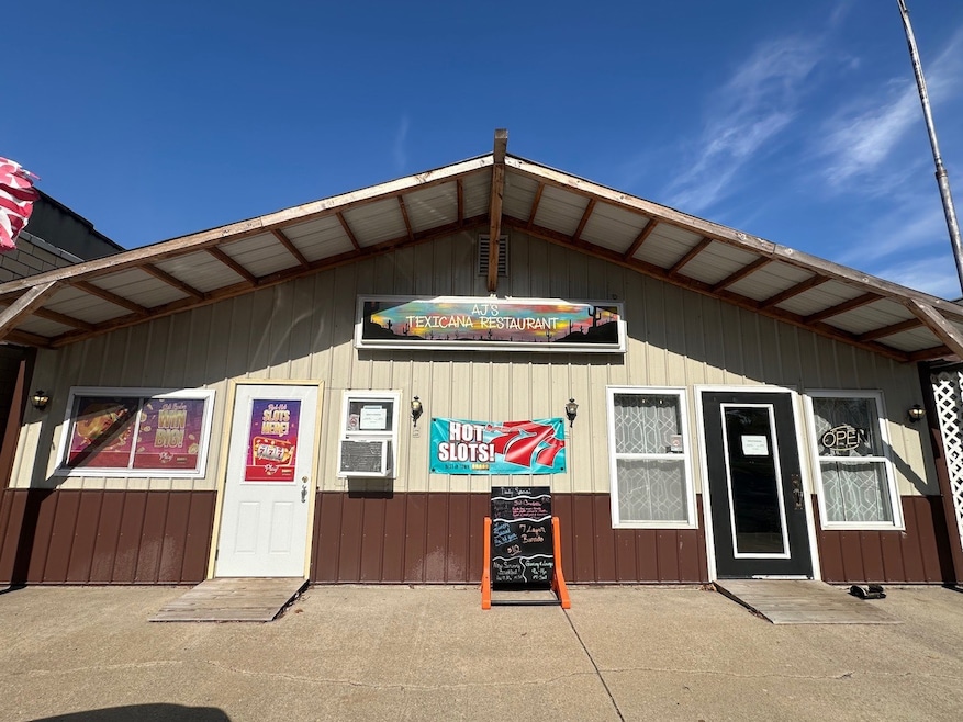 405 Park St, Cisne, IL 62823 - photo 1