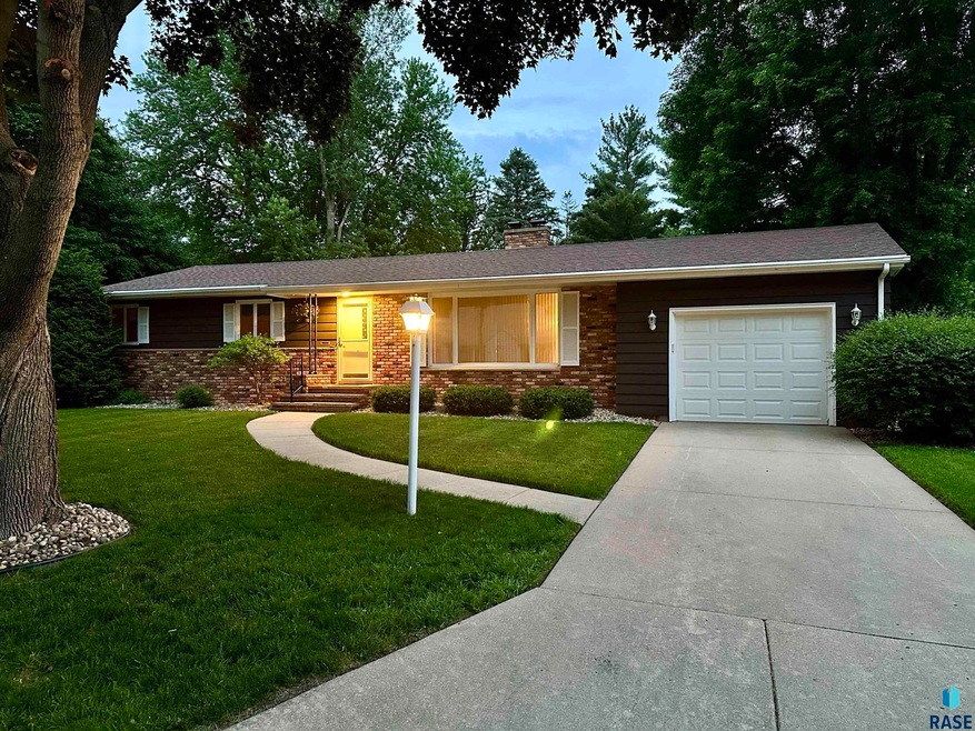 511 W Crawford St, Luverne, MN 56156 - photo 1