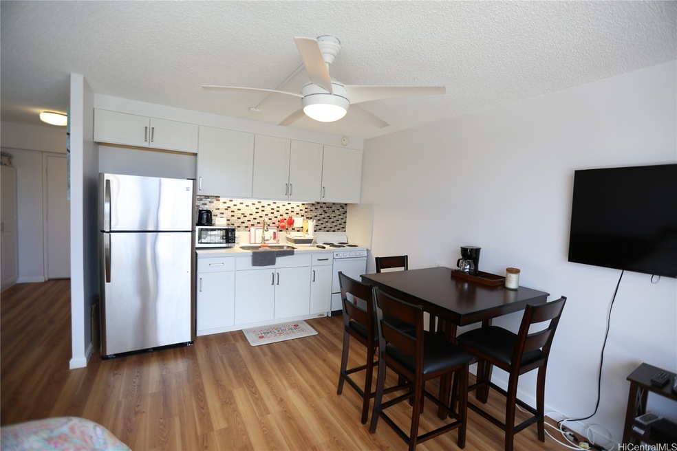 Holiday Manor unit 1413, Honolulu, HI 96814 - photo 1