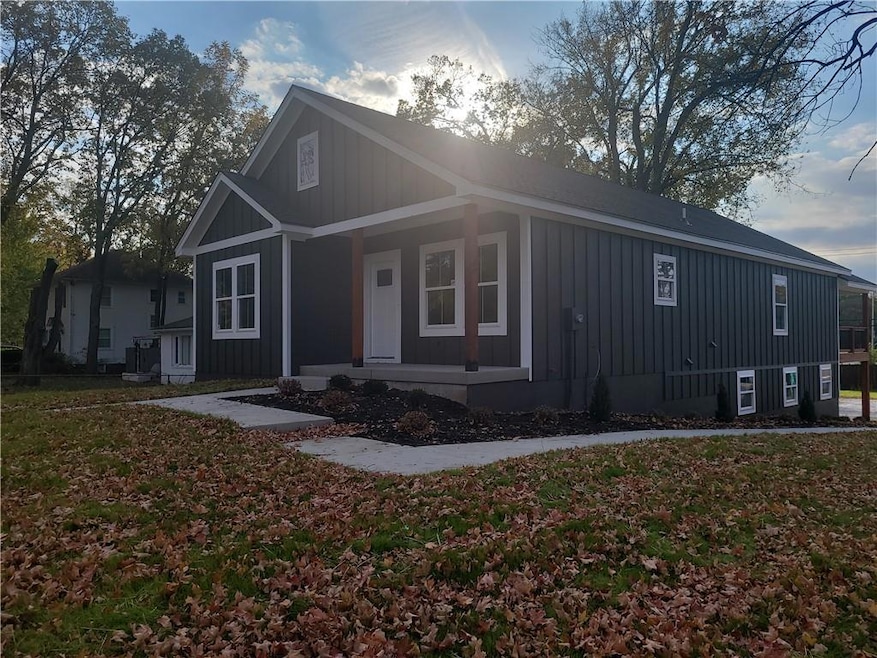 1400 S Dodgion Ave, Independence, MO 64055 - photo 1