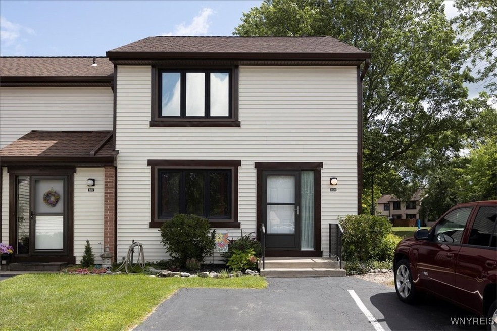 Lovely open end unit in Williamsville School Distr