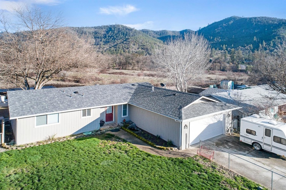 415 Nugget Dr, Rogue River, OR 97537 - photo 1