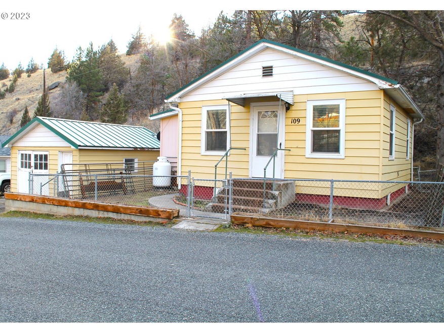 109 N Humbolt St, Canyon City, OR 97820 - photo 1