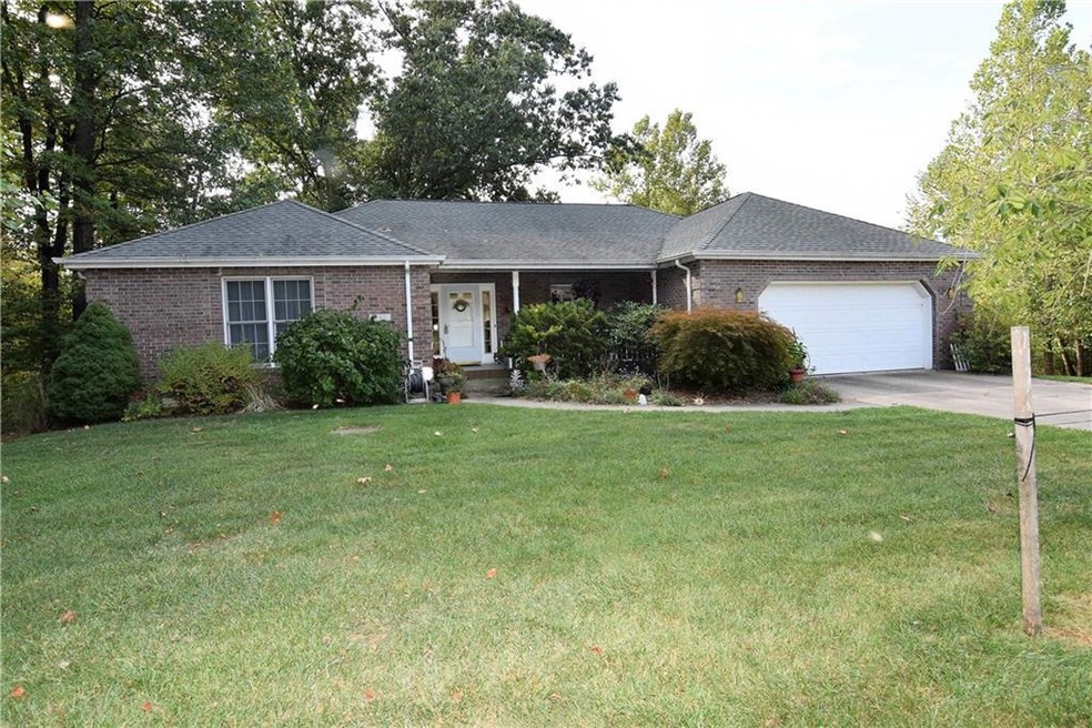 645 N Hickory Hills Dr, Columbus, IN 47201 - photo 1