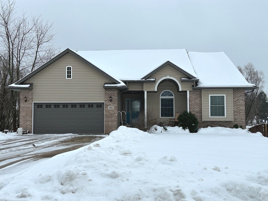 314 W Hudson St, Princeton, IL 61356 - photo 1