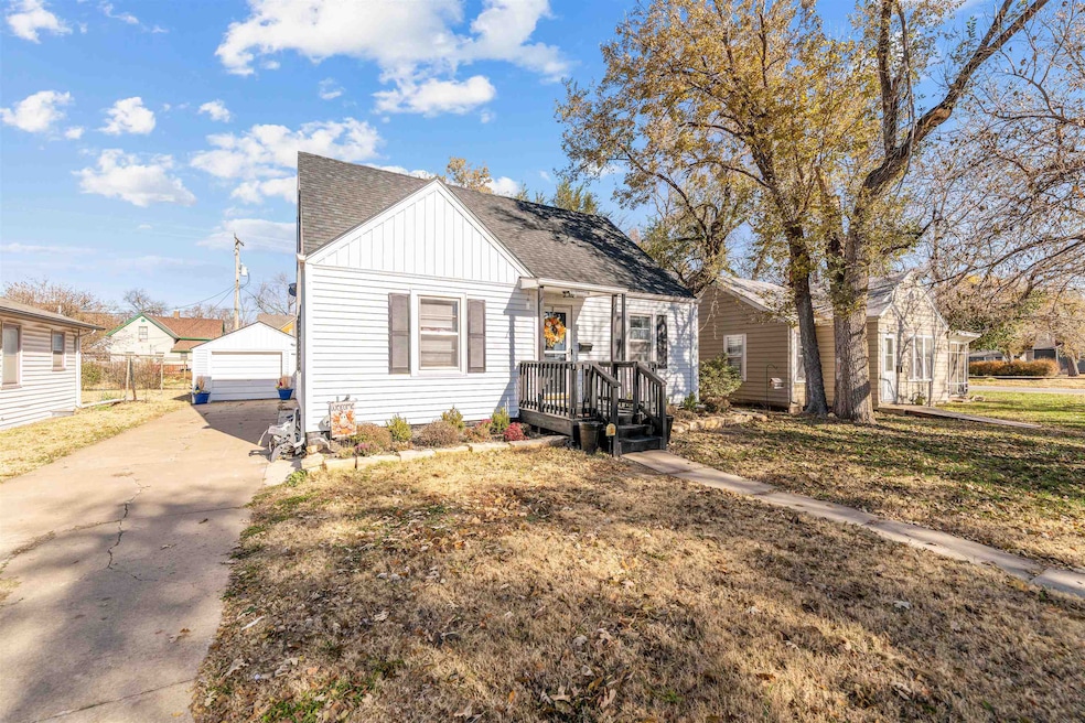 135 E Kirwin Ave, Salina, KS 67401 - photo 1