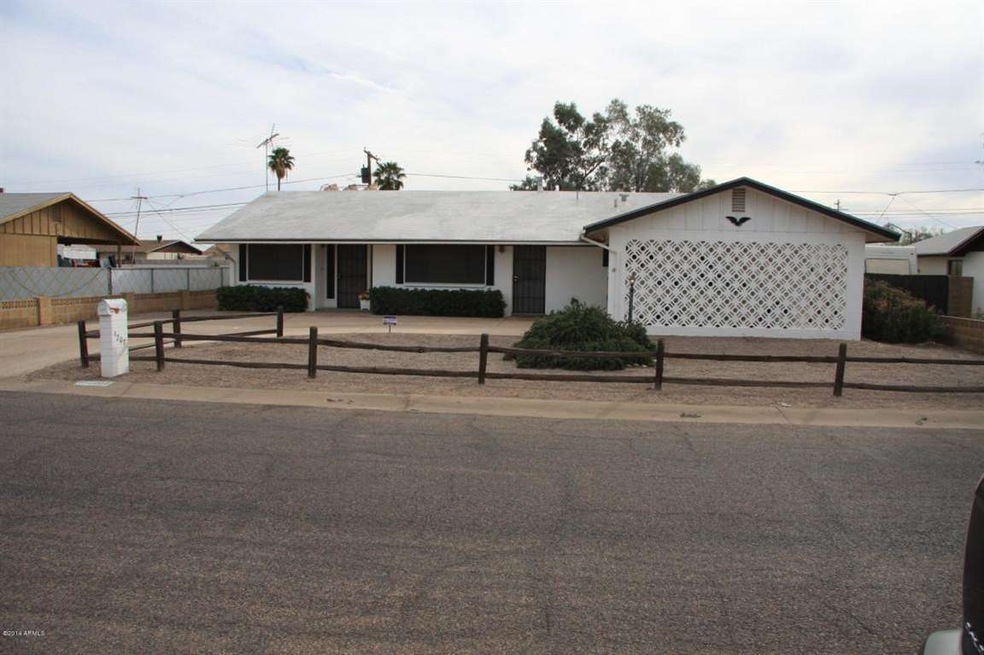 1207 E Avila 001