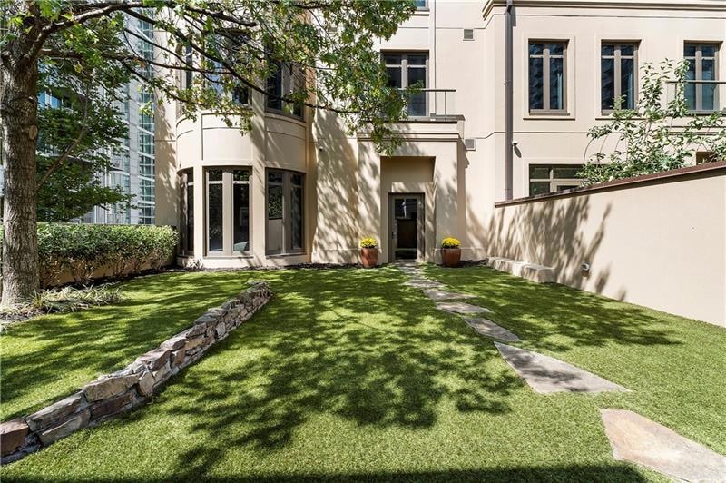 Private entry and access to Waldorf Astoria