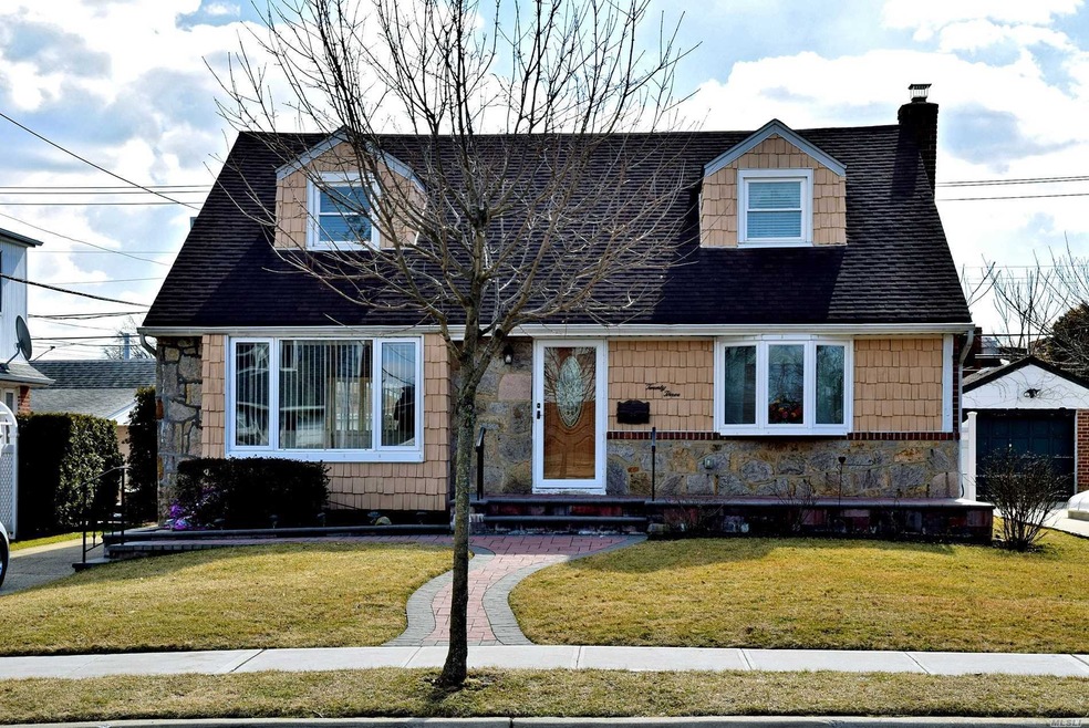 23 Greentree Rd, Mineola, NY 11501 - photo 1