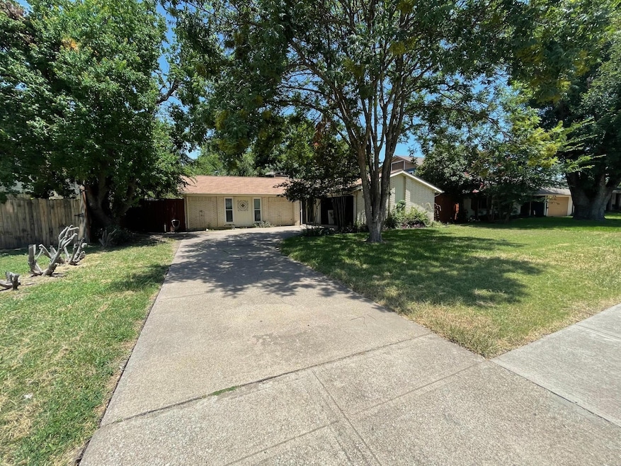 Ranch-style house with a front yard