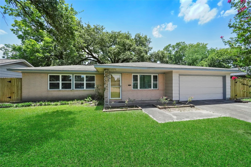 819 Rainy River Dr, Houston, TX 77088 - photo 1