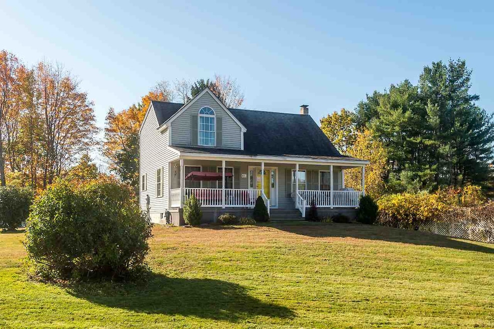 63 1/2 Elm St, Newmarket, NH 03857 - photo 1