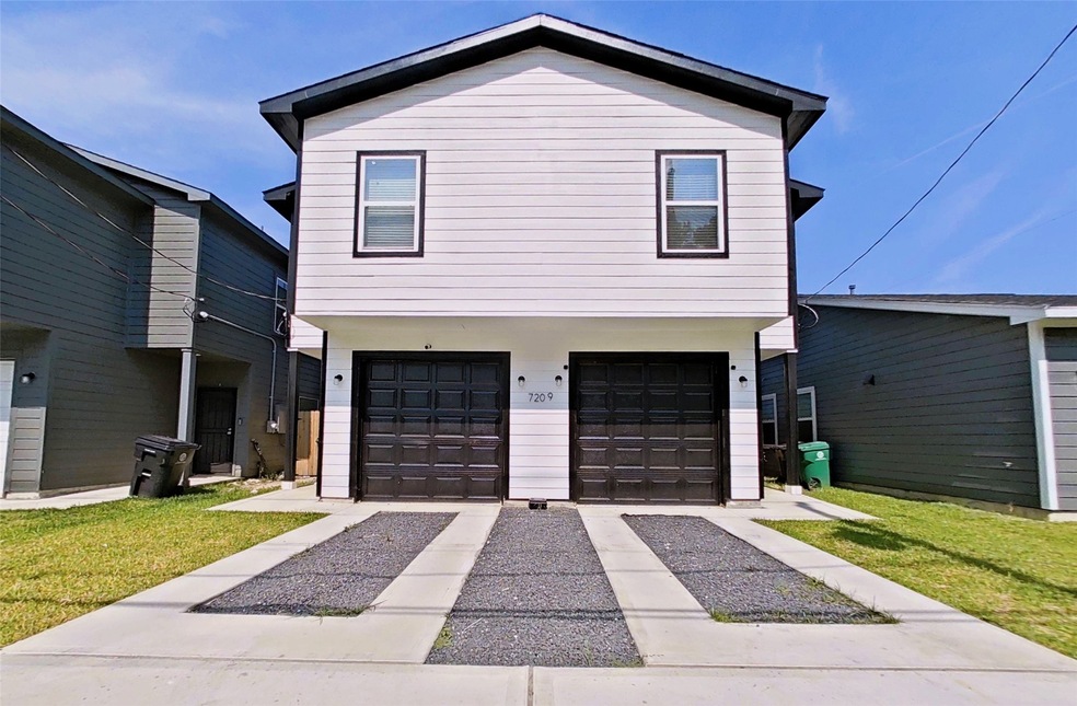 7209 Carver Rd unit B, Houston, TX 77088 - photo 1