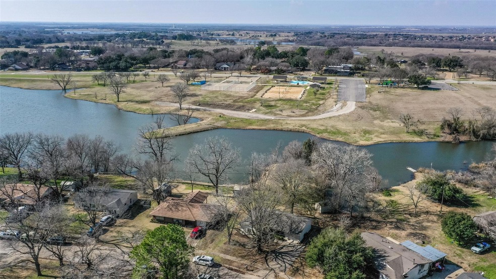 548 Lakeshore Dr, Ennis, TX 75119 - photo 1