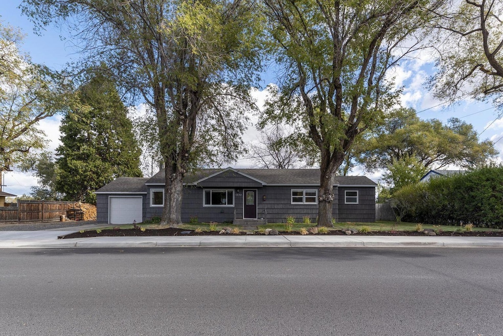 1232 SW 15th St, Redmond, OR 97756 - photo 1