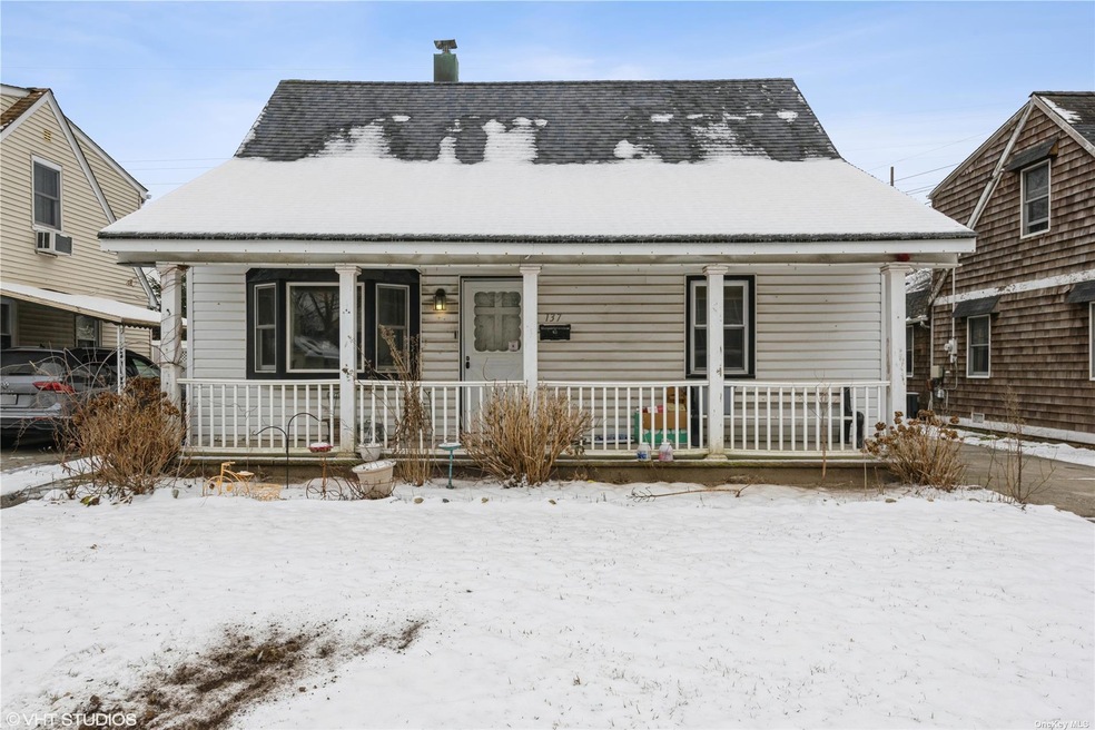 137 Edgeworth St, Valley Stream, NY 11581 - photo 1
