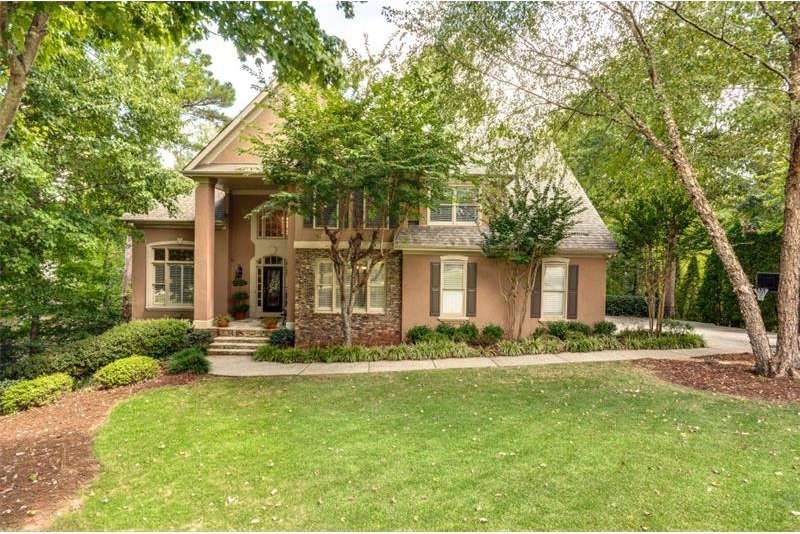 Custom bult executive home in fantastic Roswell sw
