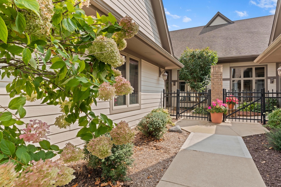 7513 W Tuckaway Pines Cir unit 24, Franklin, WI 53132 - photo 1