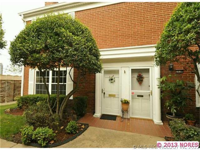 Plaza Hill Townhouse.  Corner Unit, full brick