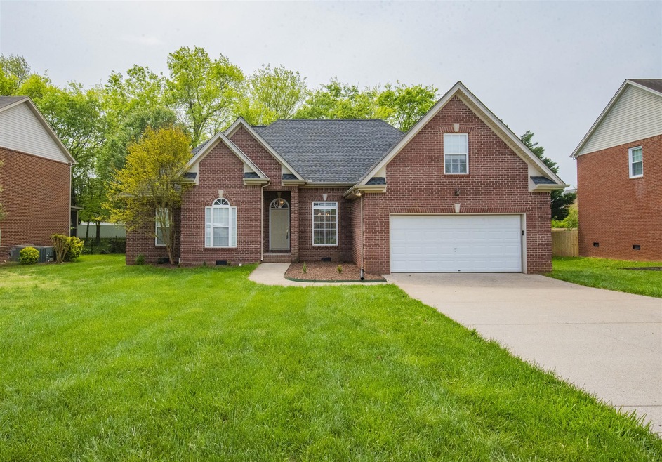 Welcome to 134 Savannah Ridge! This spacious all brick home has 3 bedrooms, 2 bathrooms, bonus room and much more! 134 Savannah Ridge Murfreesboro. 