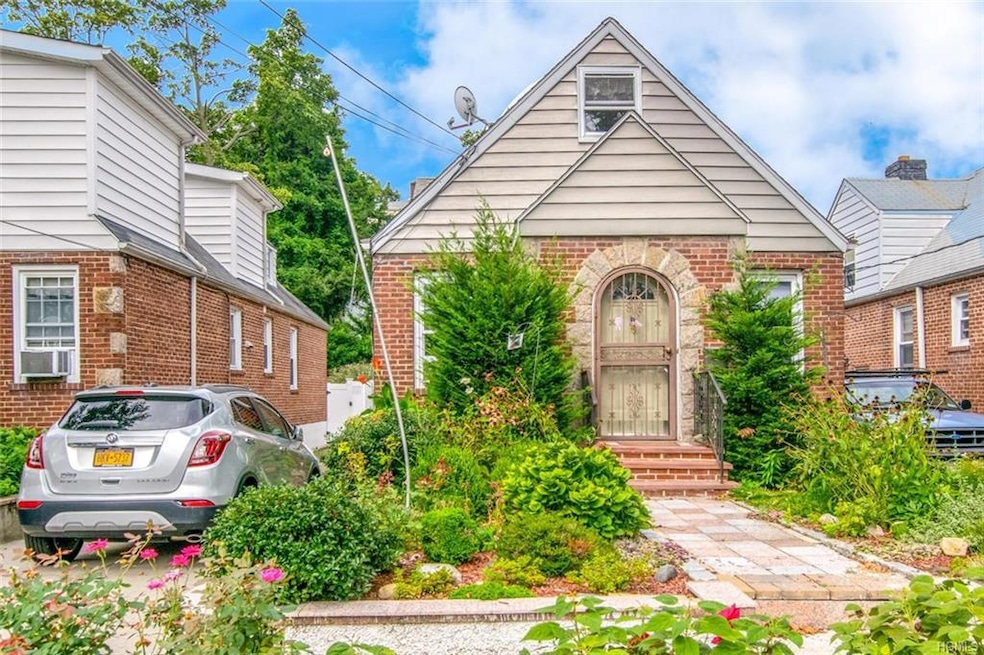 93 Woodlawn Ave, Yonkers, NY 10704 - photo 1