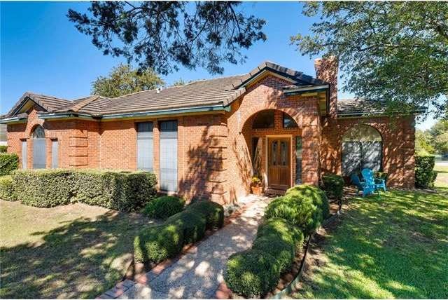 Welcome to 5 Parkside, an adorable 1 story home in