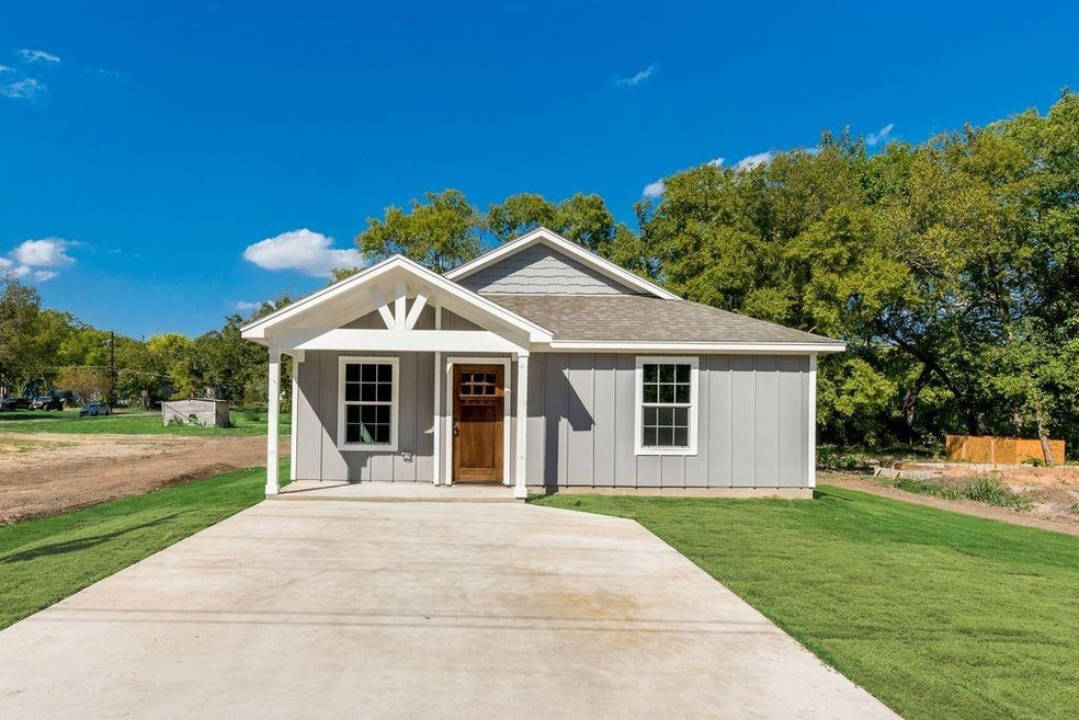 609 E 1st St, Bonham, TX 75418 - photo 1