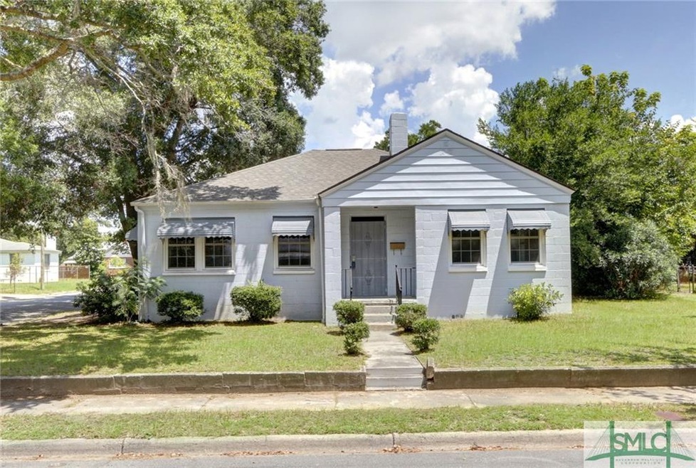 Great corner lot, with one car garage in back of h