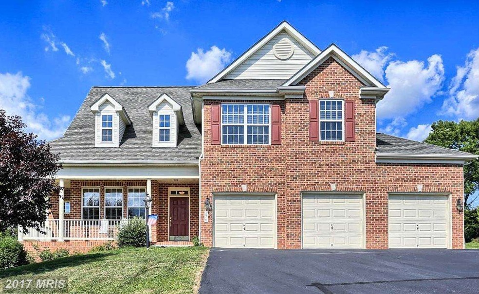 576 Shannon Dr N, Greencastle, PA 17225 - photo 1