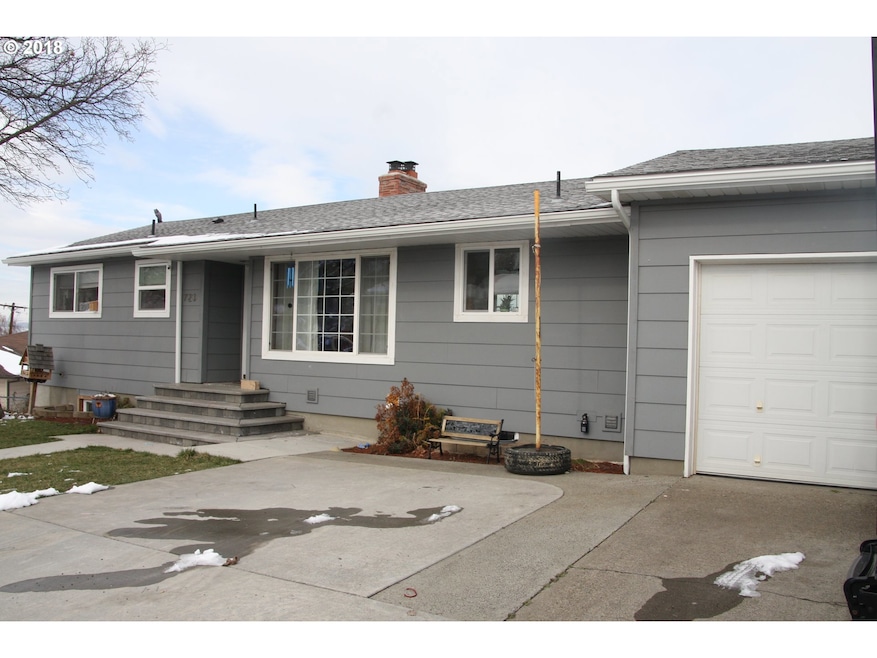 723 E 19th St, the Dalles, OR 97058 - photo 1