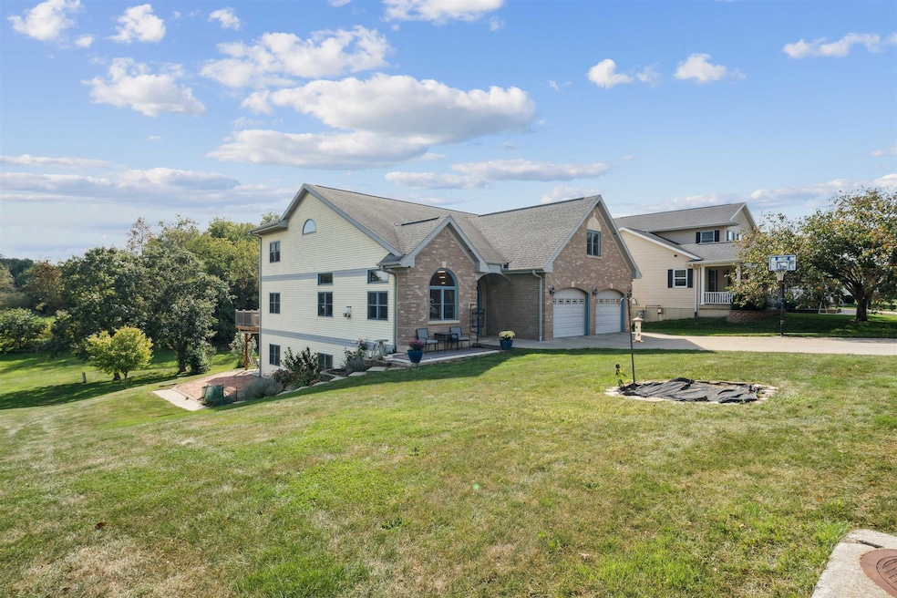 601 7th Ave SW, Cascade, IA 52033 - photo 1