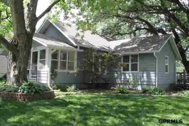 the front of this house faces south -- and the Oakwood Street.  Many windows are on this house -- on all sides in fact!