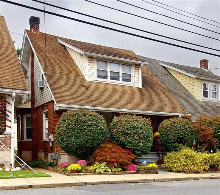 Detached 2 BR, 1.5 BA Home