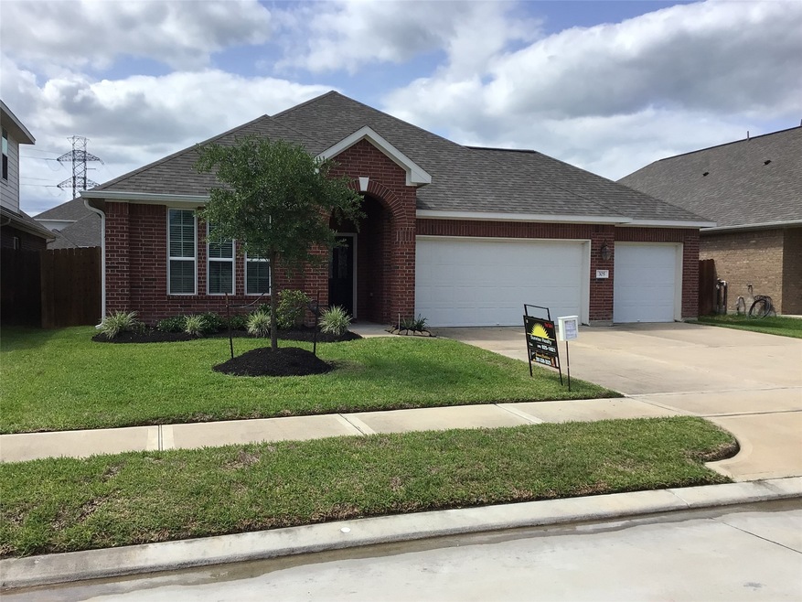 305 Cabernet Dr, Alvin, TX 77511 - photo 1