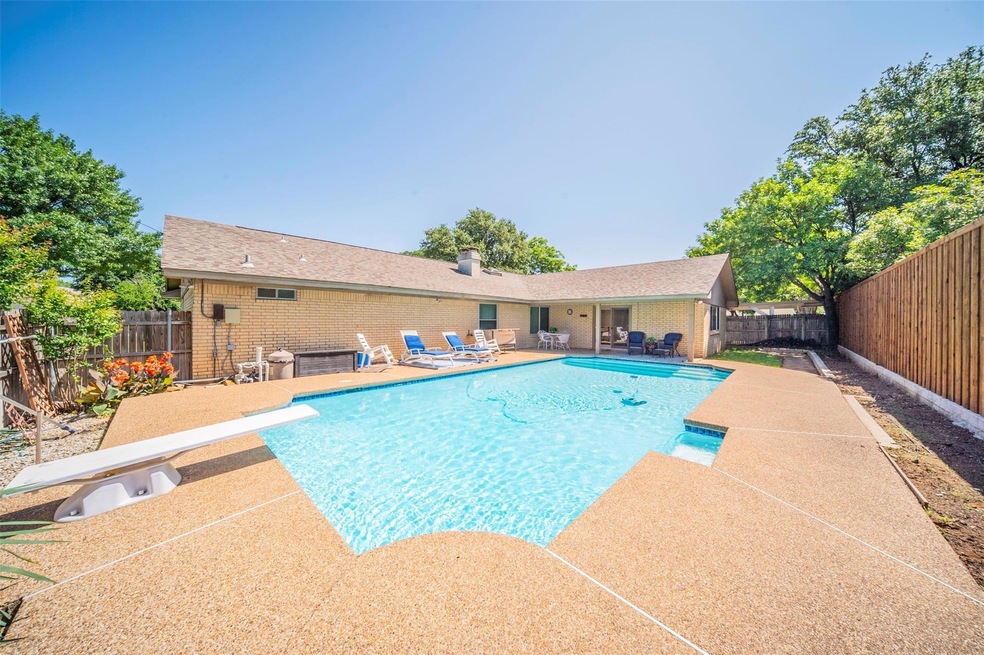 1804 Lincolnshire Dr, Bedford, TX 76021 - photo 1