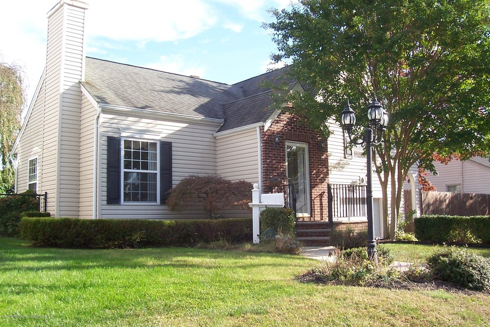 CHARMING 2/3 BEDROOM CAPE