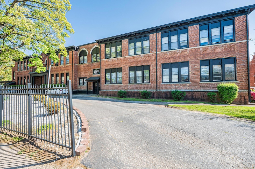 426 2nd Ave SE, Hickory, NC 28602 - photo 1