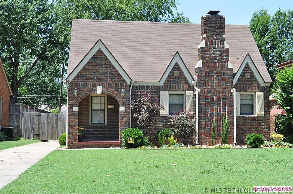 Adorable1926 home with hard wood floors and archwa