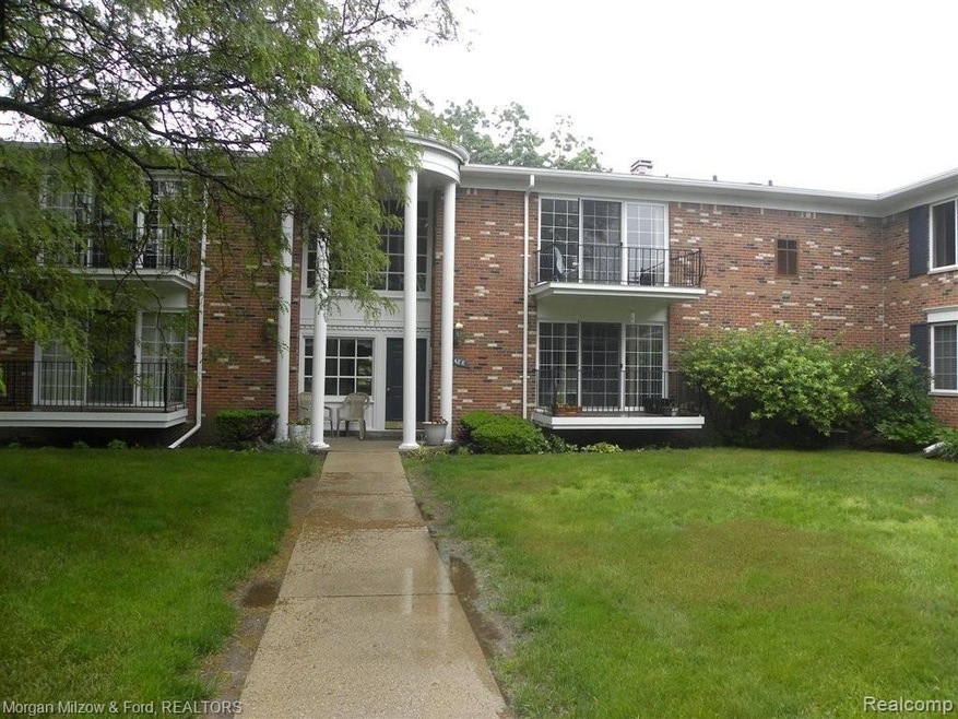 488 Fox Hills Dr S unit 6, Bloomfield Hills, MI 48304 - photo 1